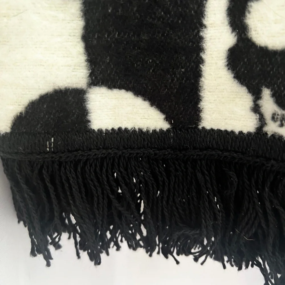 Skull Black & White Halloween Day of the Dead Goth Decorative Throw Blanket